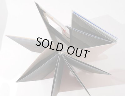 蛇腹式のポケットサイズ絵本です。