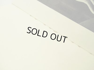 綴じの緩みがあります。