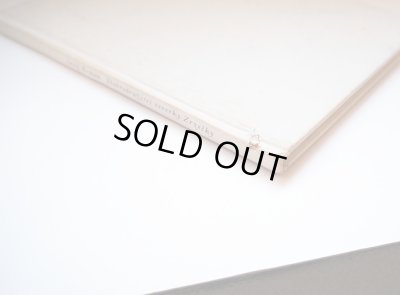 背表紙に凹み傷があります。（表紙の色褪せやシミがあります。）