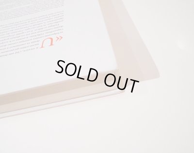 海外輸送により角の傷みが僅かにあります。