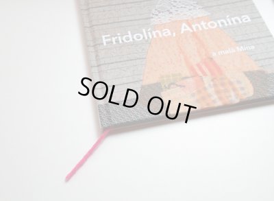 猫のミーカとミーナが遊んでいるピンクの毛糸が本のしおりになっています。