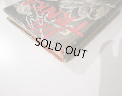 ダストカバーに破れがあります。