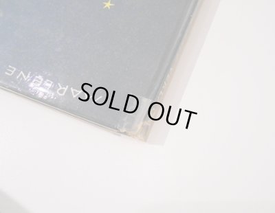 角の傷みに補修テープがあります。