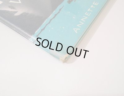 角の傷みに補修テープがあります。