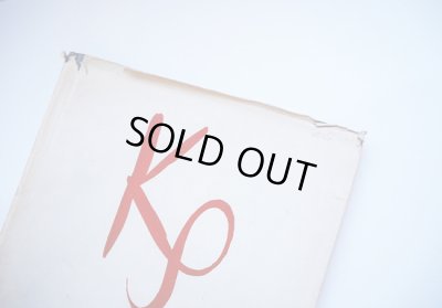 経年による色褪せとカバーの破れがあります。