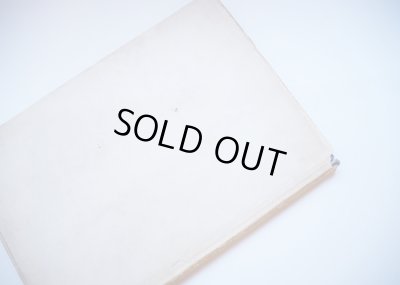 経年によるシミと色褪せがあります。