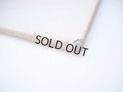 経年による背表紙の傷みがあります。