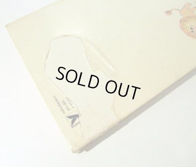 表紙の裏上部が剥がれています。