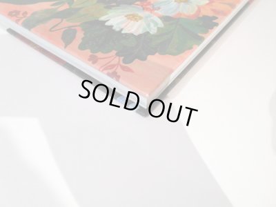 海外輸送による角のスレ傷が僅かにあります。