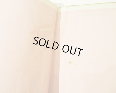 見返しの綴じとページに補正テープがあります。