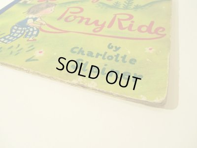 表紙の角と縁に傷みがあります。