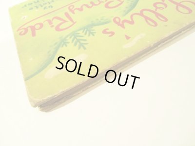 表紙の角と縁に傷みがあります。