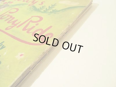 表紙の縁に傷みがあります。