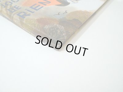 海外輸送により角のスレ傷が僅かにあります。