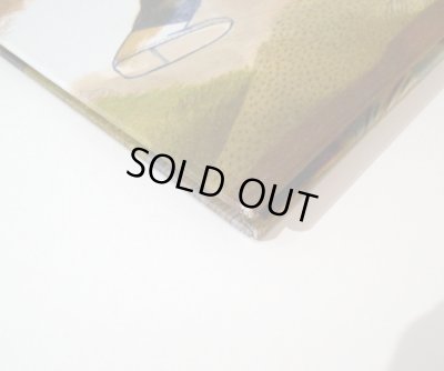 海外輸送により角のスレ傷が僅かにあります。