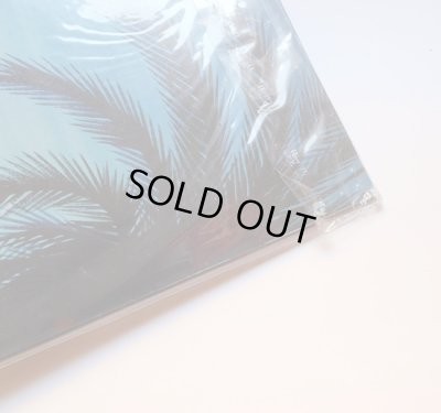 テープのりを外した痕があります。