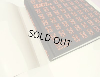 ダストカバーを外すと豪華な布張りのハードカバーにブラックベアのロゴマークが箔押しされています。