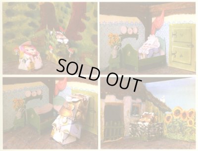 折りたたみ式の紙製人形が付いています。