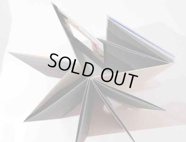 蛇腹式のポケットサイズ絵本です。