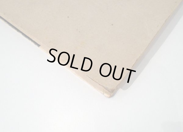 表紙角に傷みがあります。