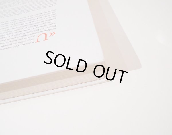 海外輸送により角の傷みが僅かにあります。