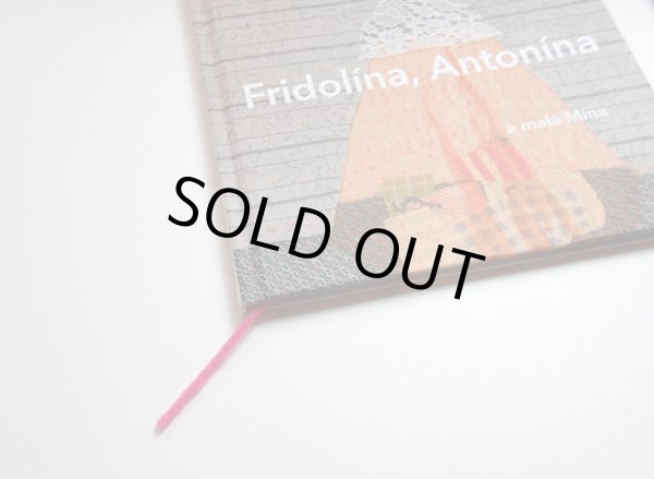 猫のミーカとミーナが遊んでいるピンクの毛糸が本のしおりになっています。