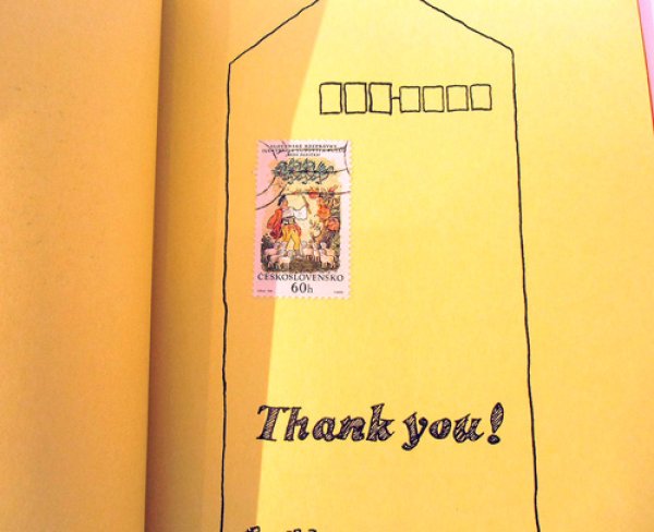 裏見返しには、1冊に1枚ずつ本物の切手が貼られています。ご購入の際は、切手の種類はお選びいただけませんが、どれが届くのかお楽しみ。(画像の裏見返しに貼られている切手とは違う切手のものが届きます。)