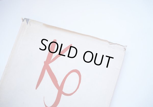 経年による色褪せとカバーの破れがあります。