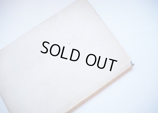 経年によるシミと色褪せがあります。