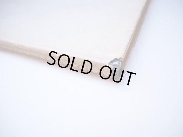 経年による背表紙の傷みがあります。