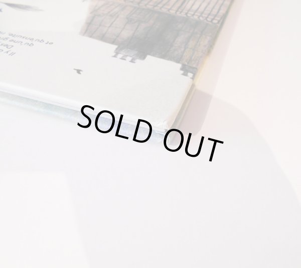 海外輸送により角の傷みが僅かにあります。