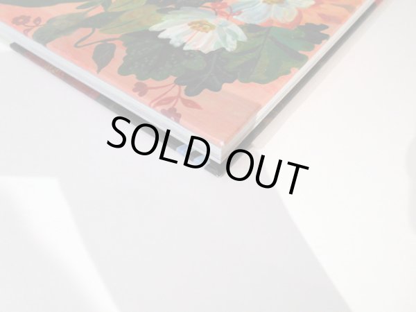 海外輸送による角のスレ傷が僅かにあります。