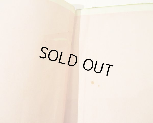 見返しの綴じとページに補正テープがあります。