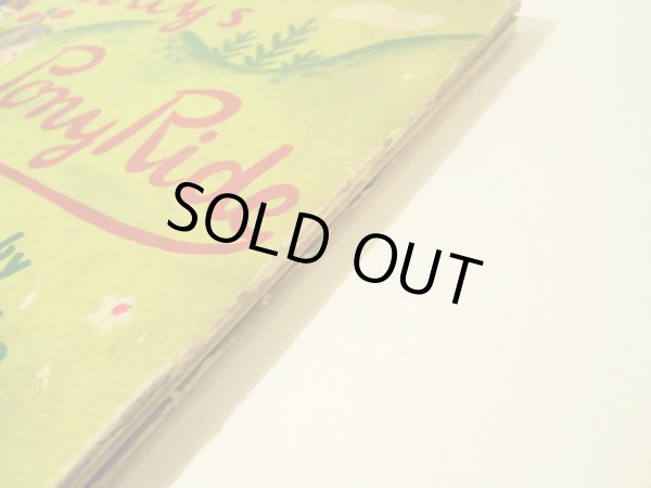 表紙の縁に傷みがあります。