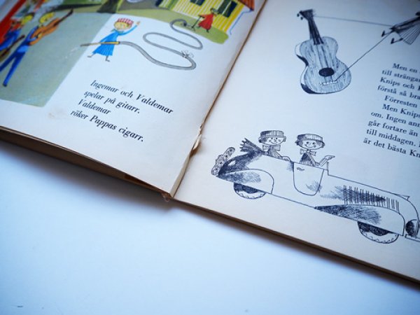 綴り部分の破れがあります。