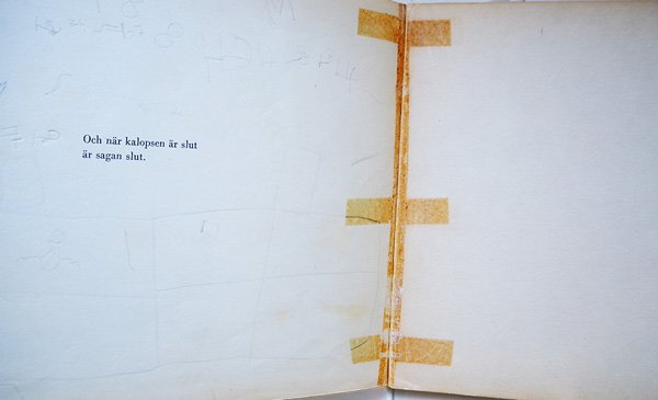 見返しに書き込みの消し跡と、テープ跡があります。