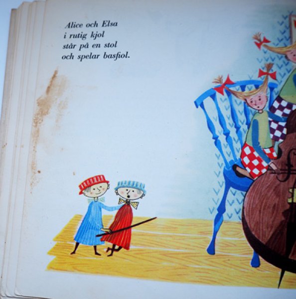 経年によりシミがあります。