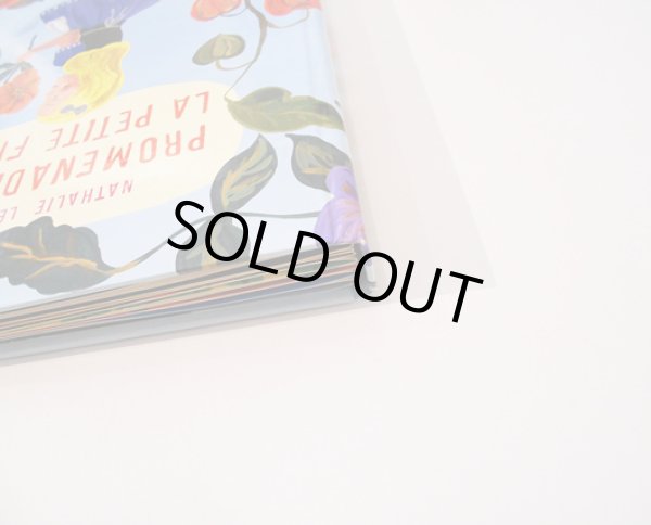 角の僅かなスレ傷があります。