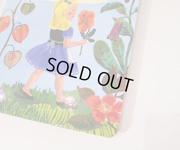 表紙の右側は丸みのある形です。