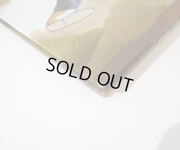 海外輸送により角のスレ傷が僅かにあります。