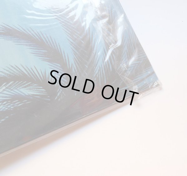 テープのりを外した痕があります。