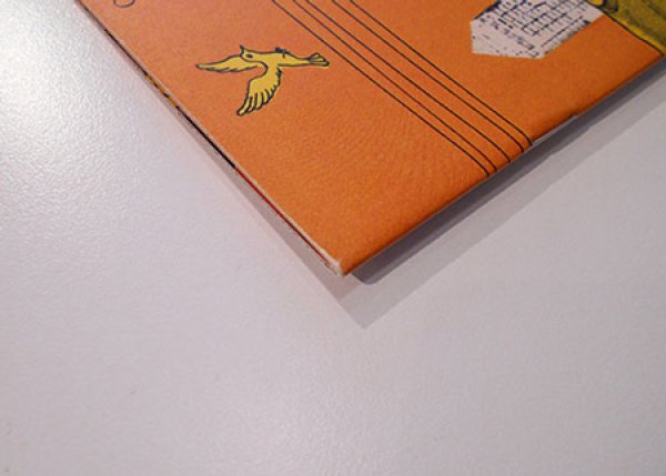 僅かな角の傷みがあります。