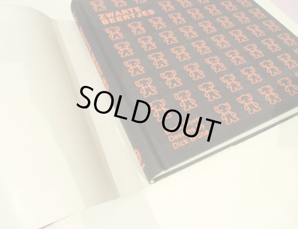 ダストカバーを外すと豪華な布張りのハードカバーにブラックベアのロゴマークが箔押しされています。