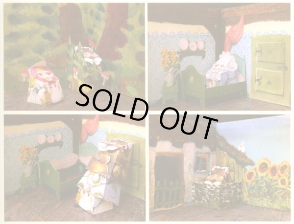 折りたたみ式の紙製人形が付いています。